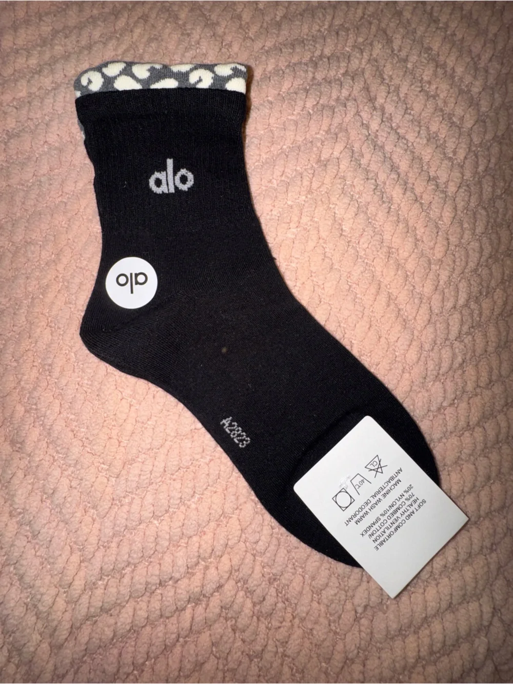 Alo Yoga all in one Crew Socks Black Leopard Trim Size S/ML NWT